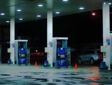 Δείτε τη στιγμή της εμπρηστικής επίθεσης σε πρατήριο καυσίμων - Τι έπαθε ο δράστης (βίντεο)
